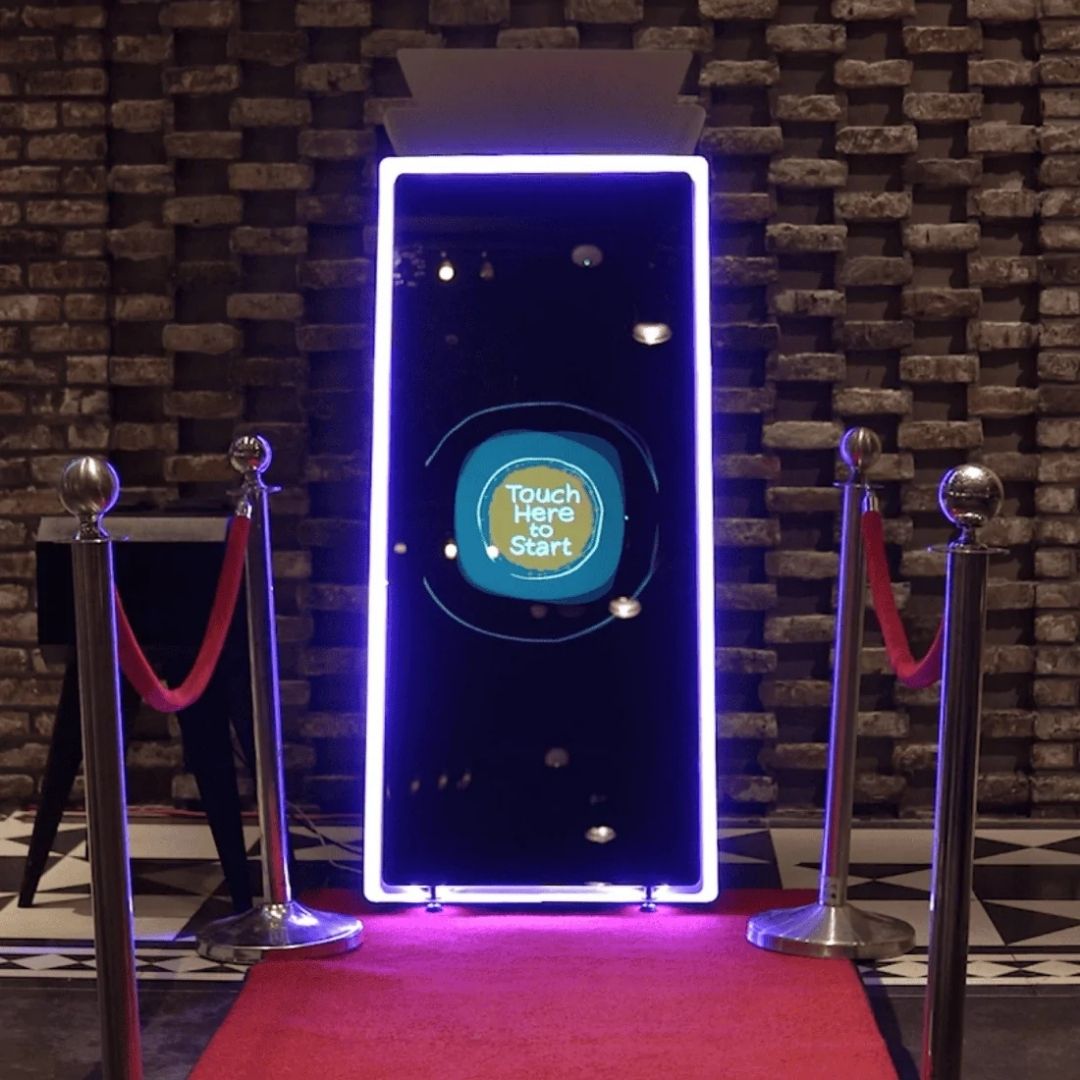 Mirror booth met rode loper en afzetpaaltjes ervoor