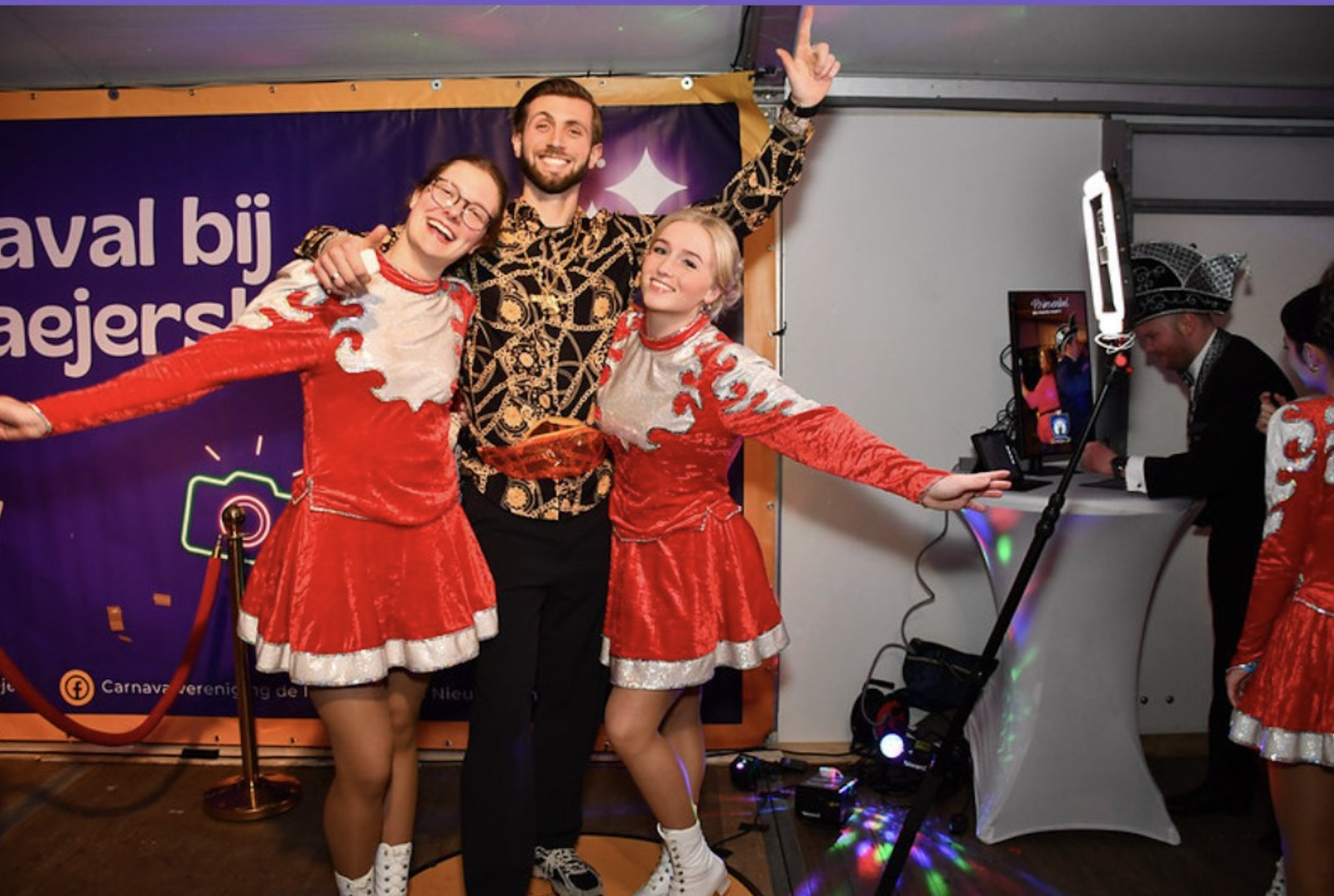 Dansmarietjes en de prins bij de photobooth op het Prinsenbal in Wehl
