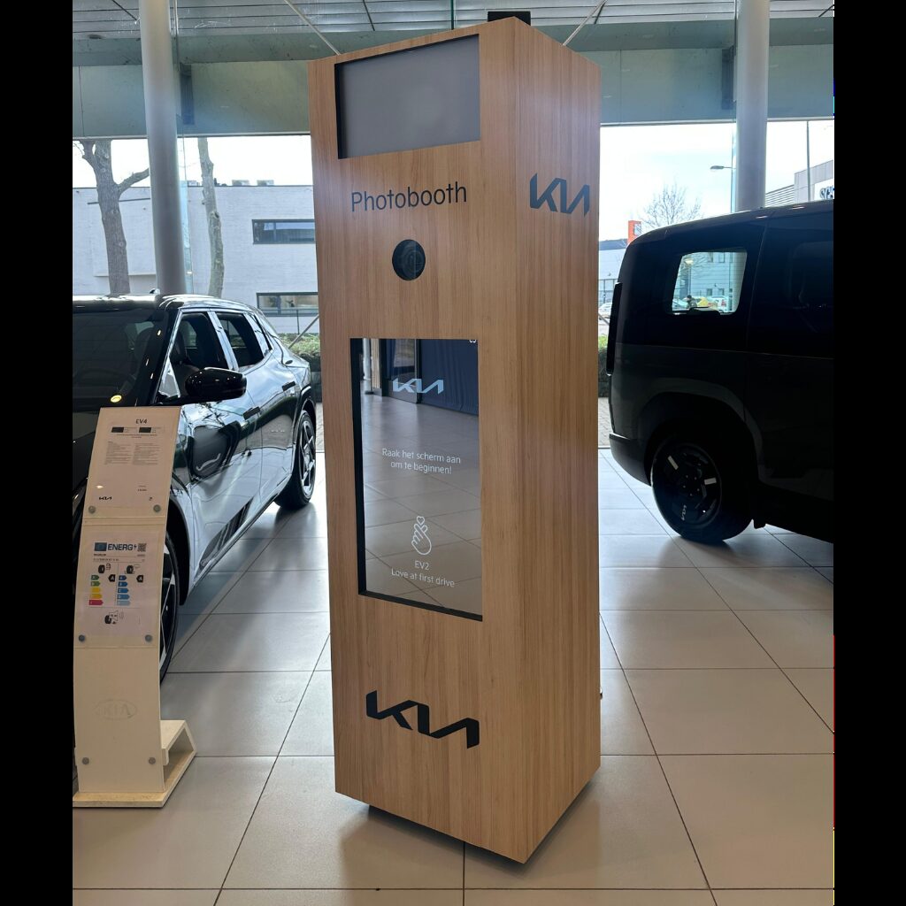 Custom photobooth met houtlook in een autoshowroom