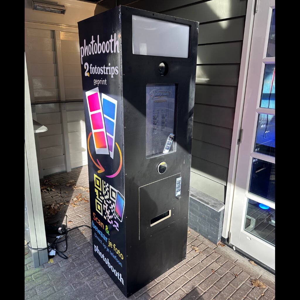Custom photobooth met eigen fotostrip-ontwerpen op de behuizing